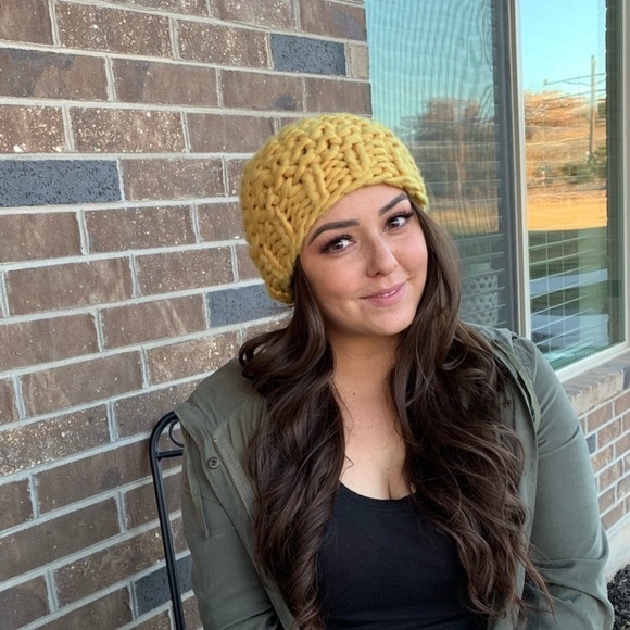 3/$30 🔥 Chunky Knit Yellow Pom Beanie - Picture 3 of 5